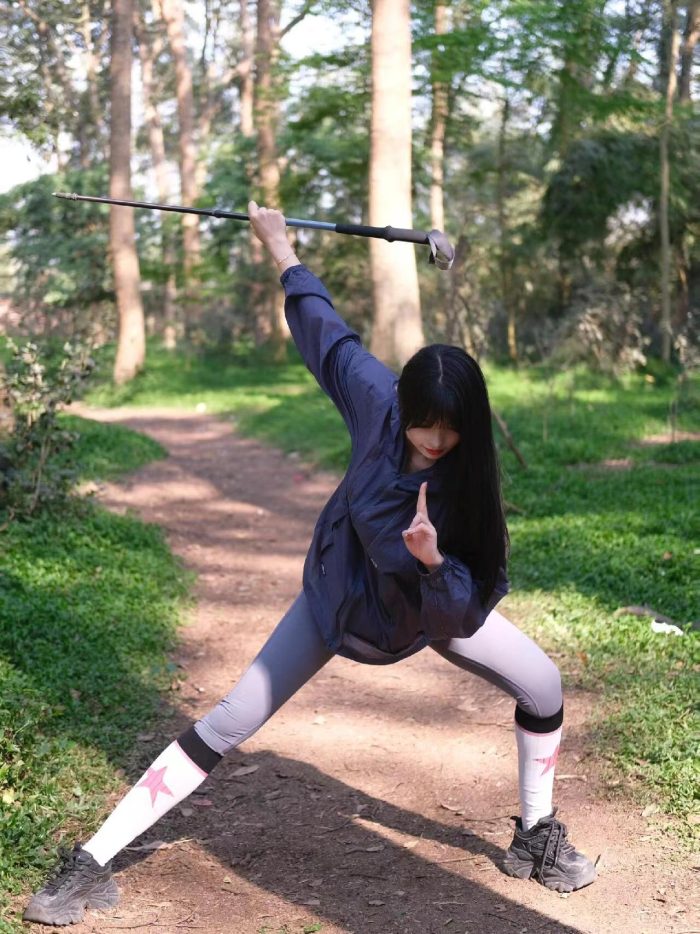 爱爬山的瑜伽裤MM，太甜美了！~-美色吧