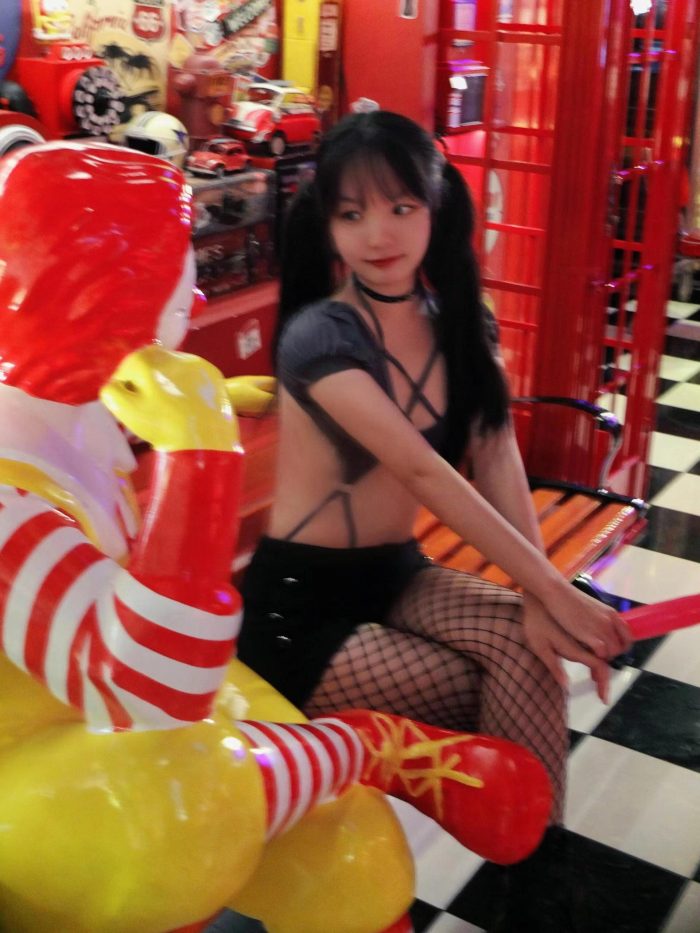 网格丝袜的清纯双马尾小姑娘-美色吧