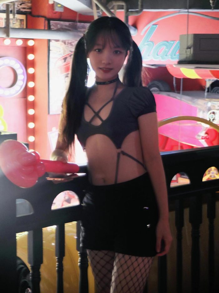 网格丝袜的清纯双马尾小姑娘-美色吧