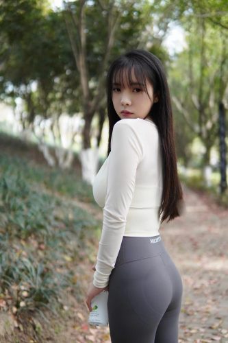 图片[9]-穿瑜伽裤爬山的长发少女-美色吧
