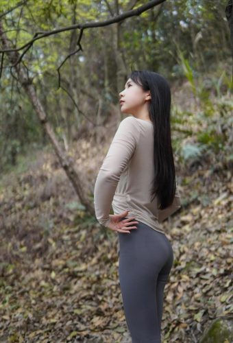 图片[5]-穿瑜伽裤爬山的长发少女-美色吧