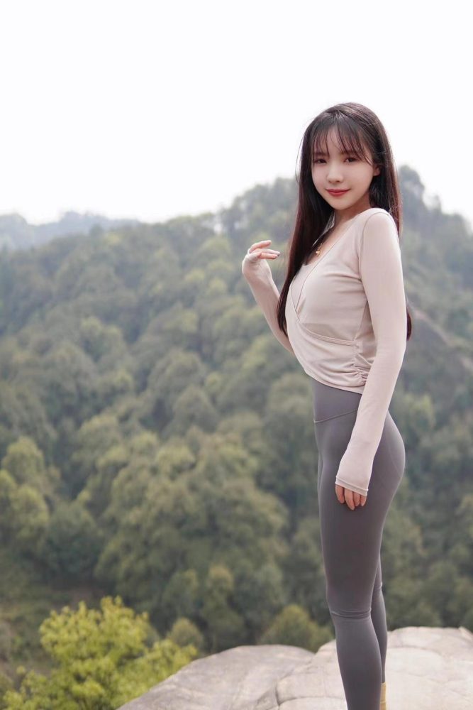 穿瑜伽裤爬山的长发少女-美色吧
