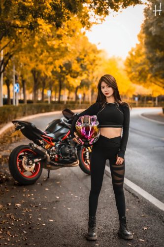 图片[1]-骑摩托车的瑜伽裤美女身材太好了！-美色吧